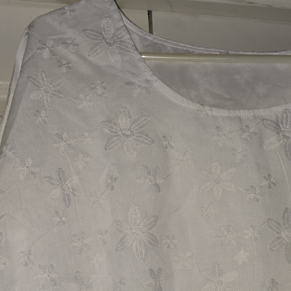 Chic White Floral Inlat Blouse W/ Loose 3/4 Sleeves With Gathered Peplum Waist